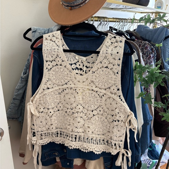 LA MIEL Cream Crochet Crop Top - Picture 2 of 6